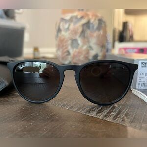 BRAND NEW Ray-Ban Erika matte black with polarized lenses